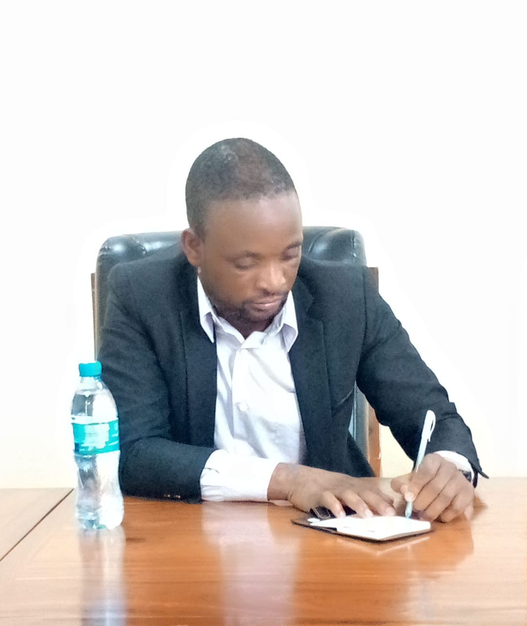 Mpoki A. Mwaiswaswa akifanya kazi ofisini, Mwanzilishi na Mtendaji Mkuu wa Elimika Ung'are Professional Service Firm